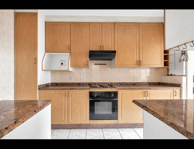 2 BEDROOM TOWNHOUSE FOR SALE IN WINDSOR EAST